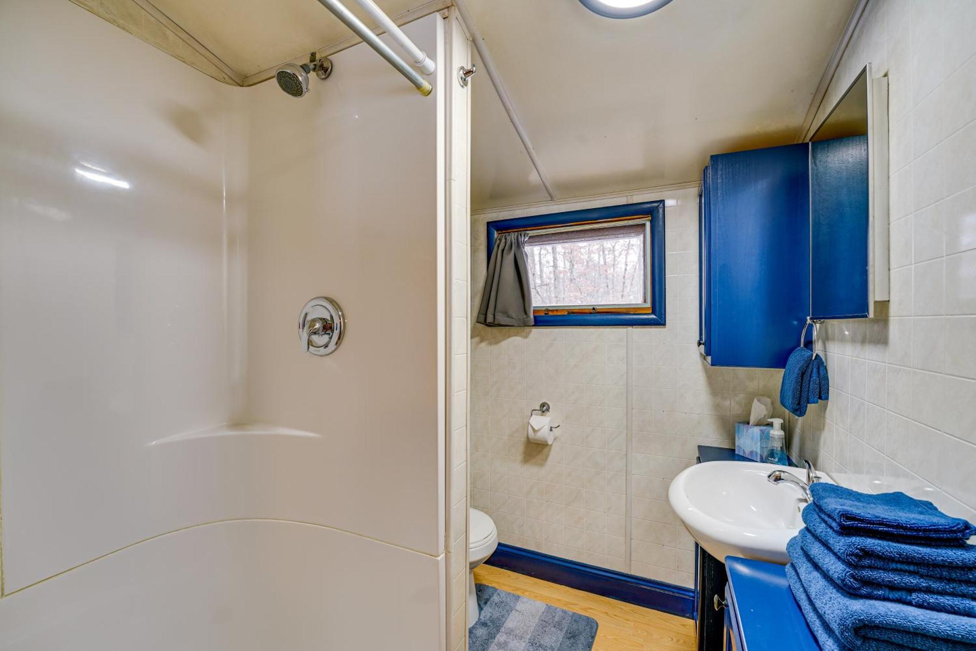 Pet-Friendly Irons Cottage About 4 Mi To Sand Lake! Екстер'єр фото