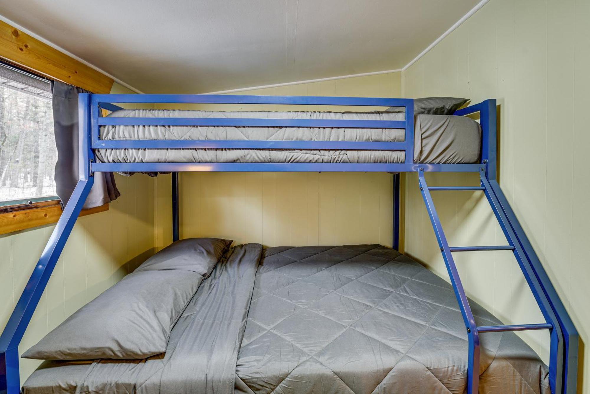 Pet-Friendly Irons Cottage About 4 Mi To Sand Lake! Екстер'єр фото