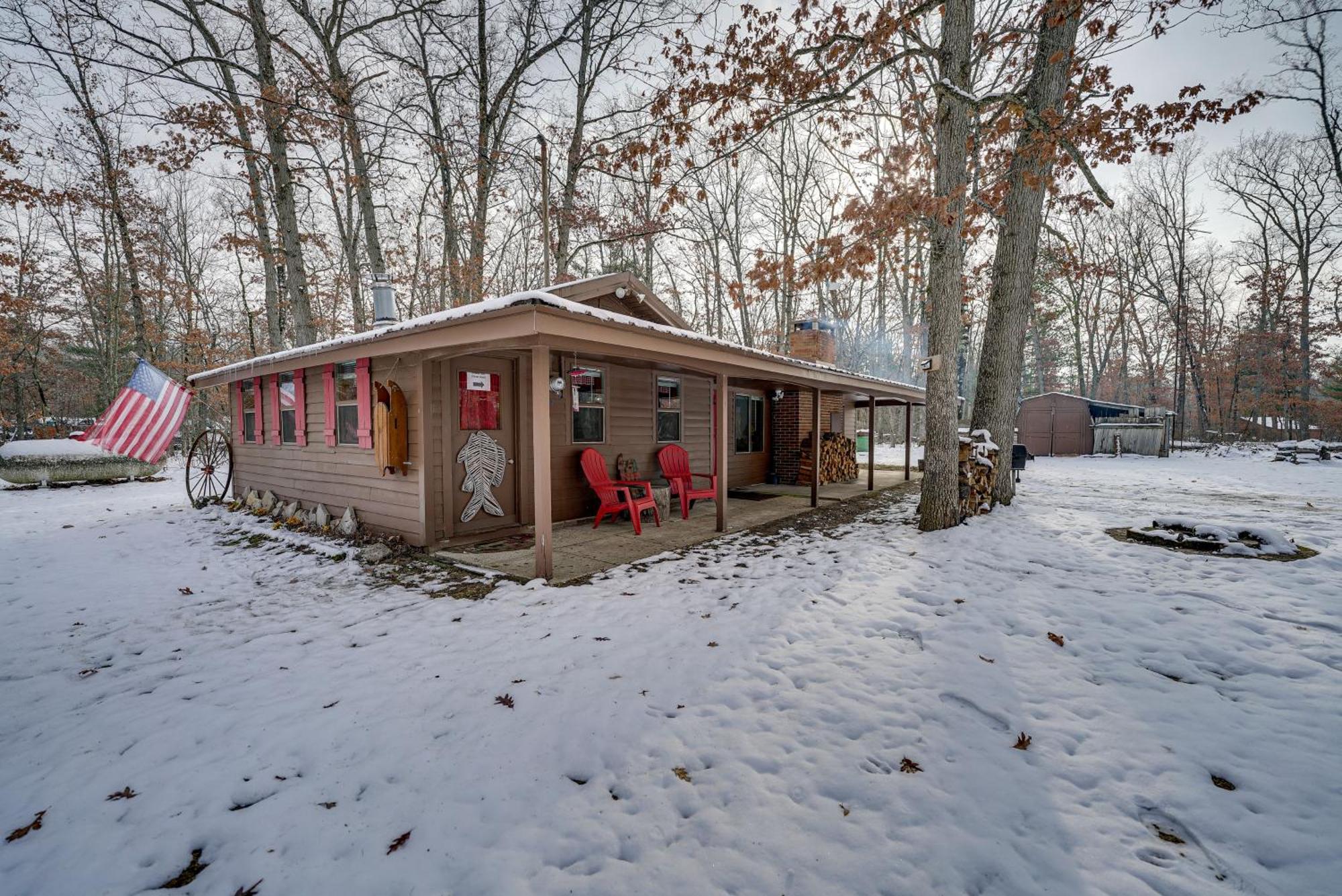 Pet-Friendly Irons Cottage About 4 Mi To Sand Lake! Екстер'єр фото