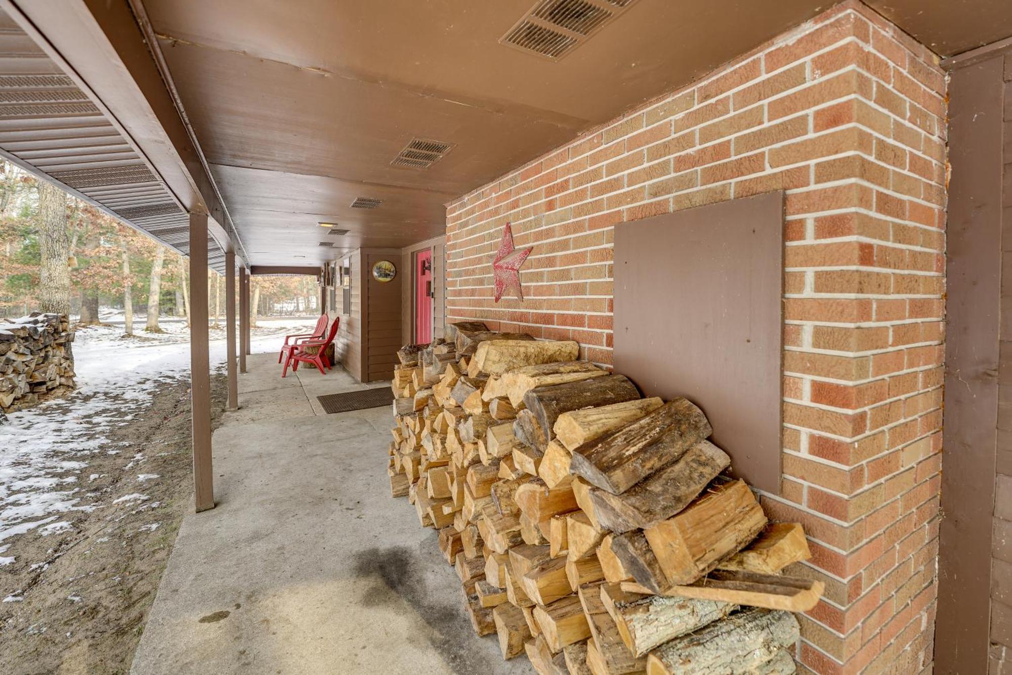 Pet-Friendly Irons Cottage About 4 Mi To Sand Lake! Екстер'єр фото