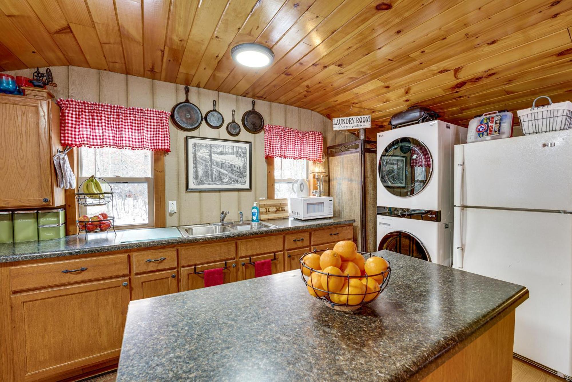 Pet-Friendly Irons Cottage About 4 Mi To Sand Lake! Екстер'єр фото