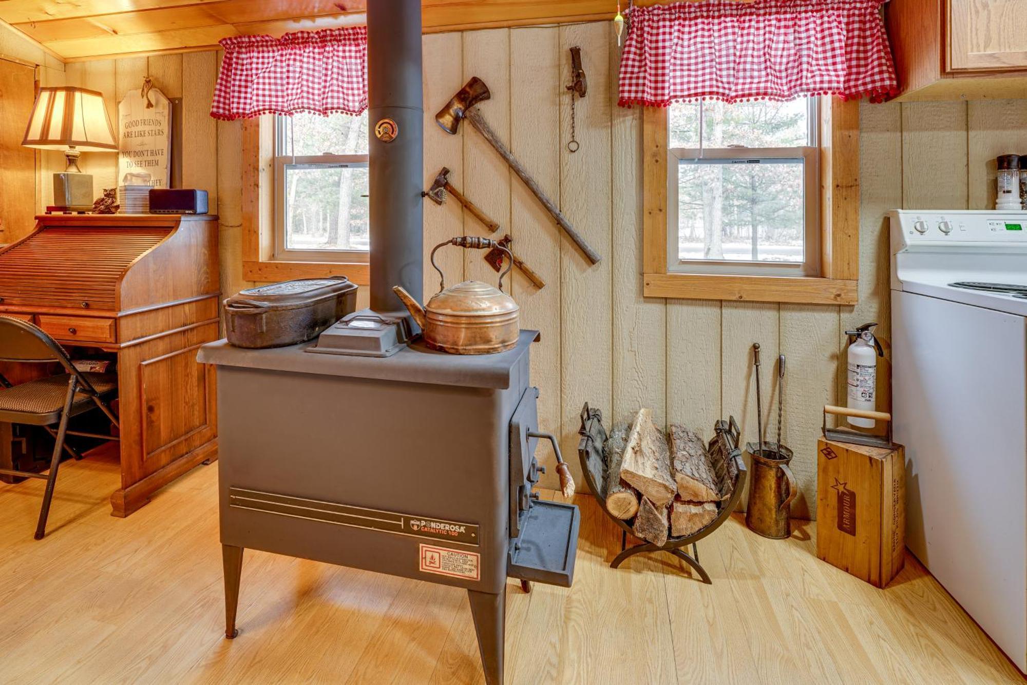 Pet-Friendly Irons Cottage About 4 Mi To Sand Lake! Екстер'єр фото