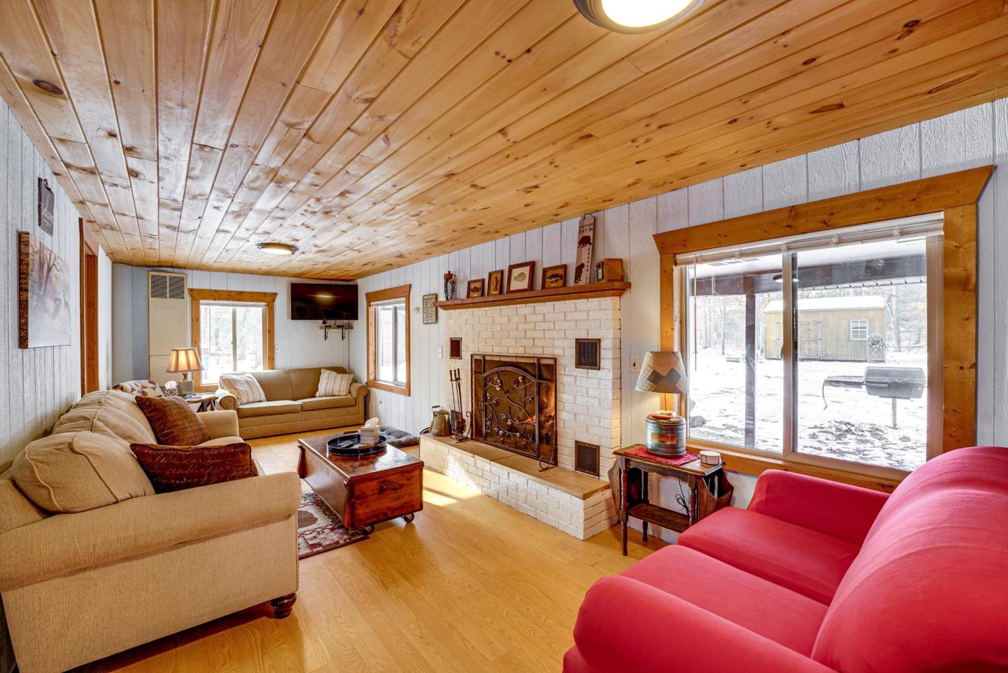 Pet-Friendly Irons Cottage About 4 Mi To Sand Lake! Екстер'єр фото