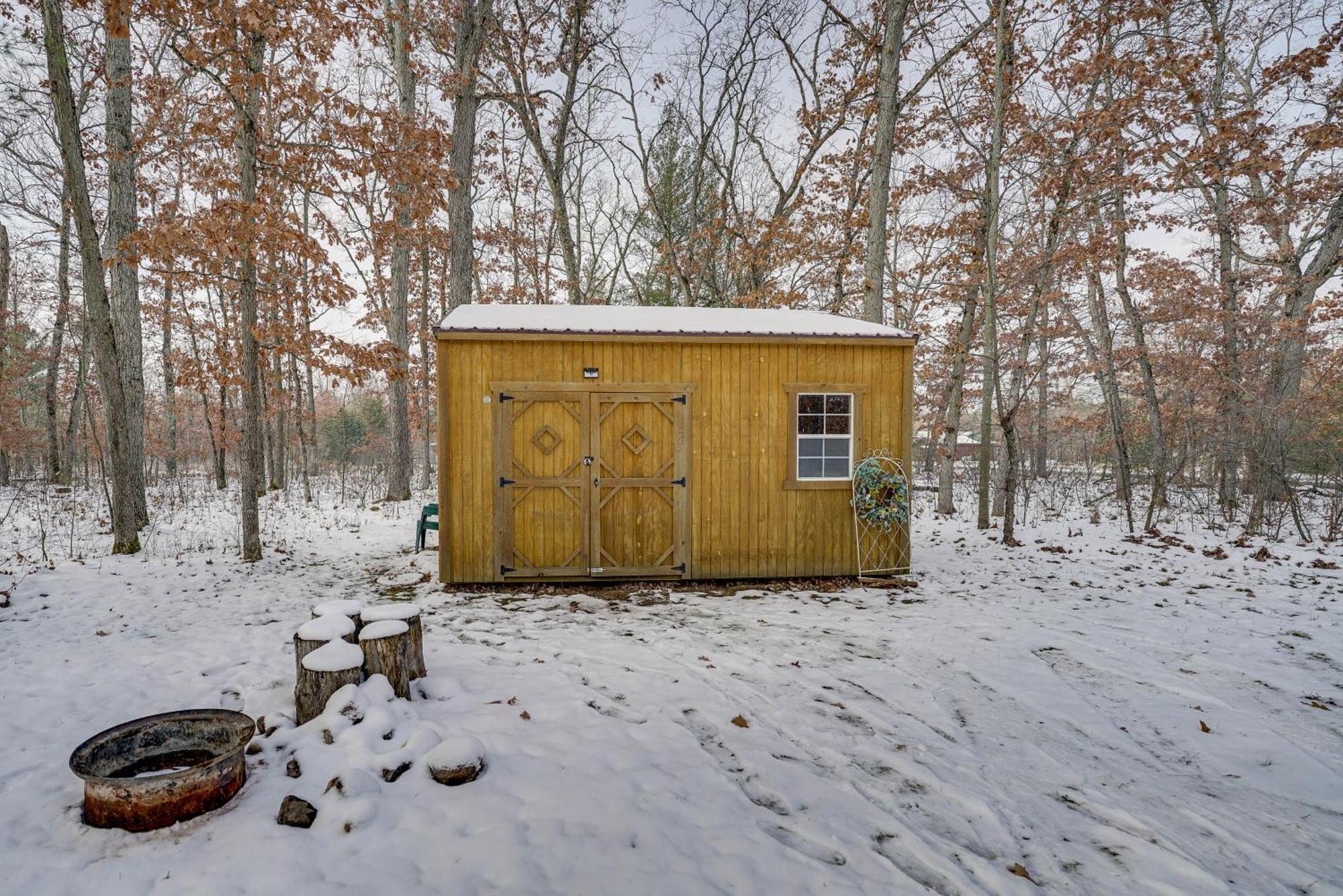 Pet-Friendly Irons Cottage About 4 Mi To Sand Lake! Екстер'єр фото