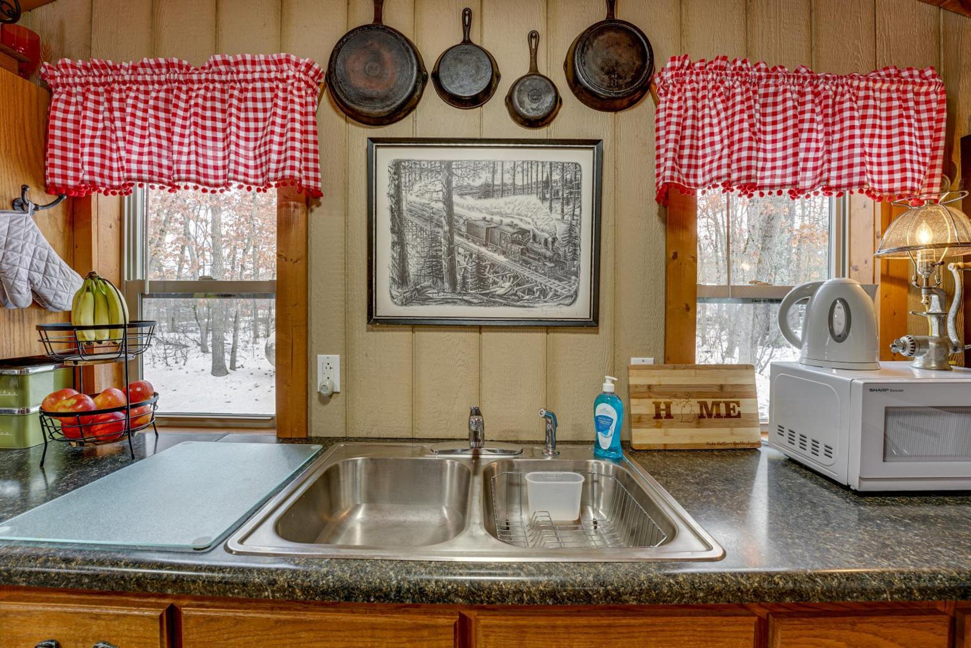 Pet-Friendly Irons Cottage About 4 Mi To Sand Lake! Екстер'єр фото