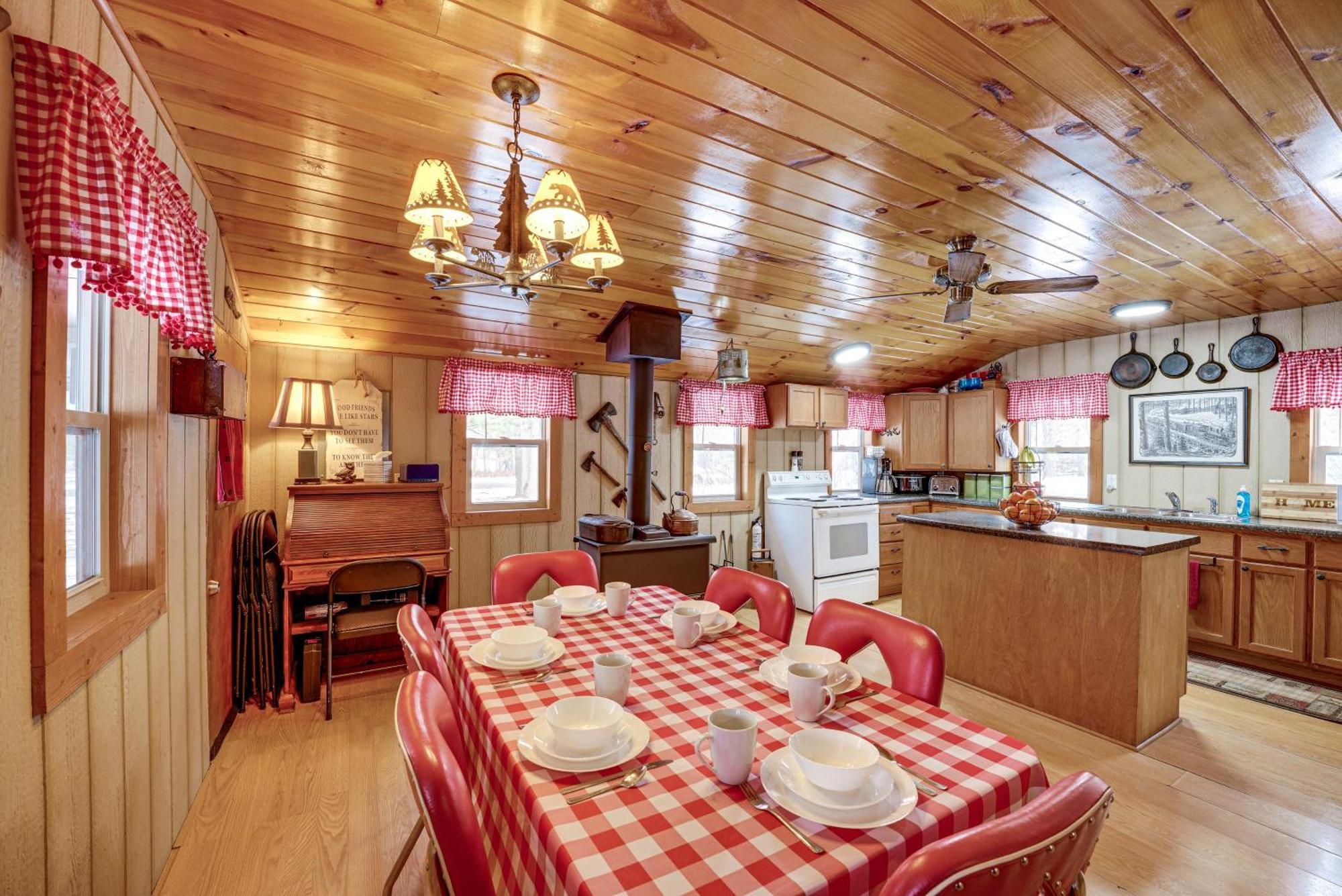 Pet-Friendly Irons Cottage About 4 Mi To Sand Lake! Екстер'єр фото
