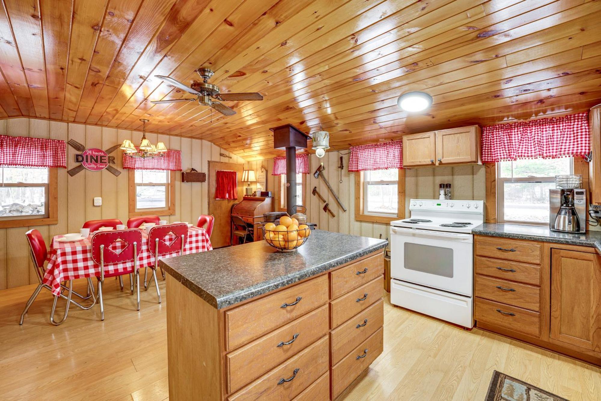 Pet-Friendly Irons Cottage About 4 Mi To Sand Lake! Екстер'єр фото